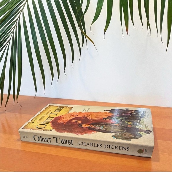 VINTAGE 1963 Oliver Twist by Charles Dickens - Paperback – Illustrated Cover - Picture 3 of 8